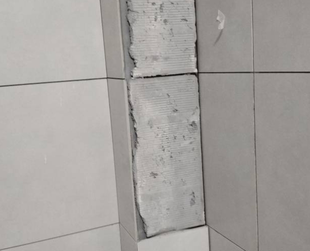 洛阳瓷砖空鼓维修公司分享下瓷砖施工前基层浇水润湿程度不足，可能导致以下问题